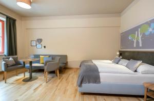Łóżko lub łóżka w pokoju w obiekcie JUFA Hotel Mariazell