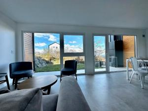 sala de estar con sofá, mesa y sillas en Starigrad en Ushuaia
