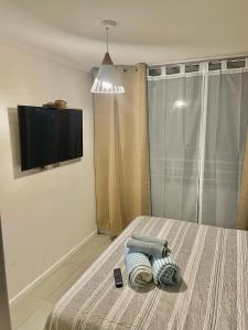 - une chambre avec un lit et une télévision murale dans l'établissement Apartamento Céntrico 1D-1B, à Antofagasta