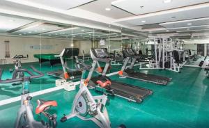 una palestra con diversi tapis roulant e cyclette di 60 percent Off Deluxe Ocean View Rooms FREE Pool and FREE Sauna Access Included Perfect Location Near US Embassy, NAIA, Makati, BGC, Mall of Asia, and Chinatown Dont Miss Out Book Now and Save Updated Price 2025 a Manila