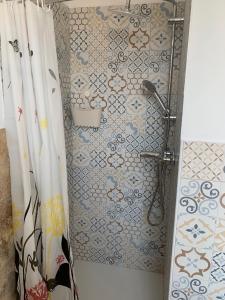 y baño con ducha y cortina de ducha. en VeniceMaskPadova, en Padua