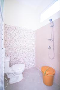 巴图Villa Mulyo E4 by Sans Villa的带马桶和淋浴的浴室