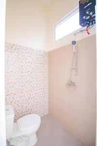 巴图Villa Mulyo E4 by Sans Villa的带马桶和窗户的浴室