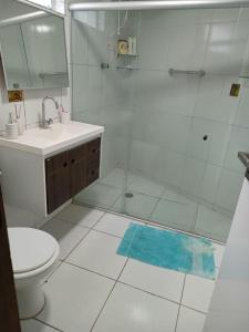 a bathroom with a shower and a toilet and a sink at Casa no coração de Recife para Carnaval in Recife