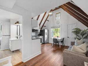 Η κουζίνα ή μικρή κουζίνα στο Shadyside, Pittsburgh, Modern and Stylish 1 Bedroom Unit5 with Free Parking +15 φωτογραφίες