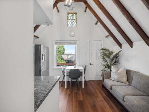 Χώρος καθιστικού στο Shadyside, Pittsburgh, Modern and Stylish 1 Bedroom Unit5 with Free Parking
