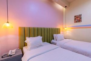 une chambre d'hôtel avec 2 lits et un téléphone dans l'établissement BELVA huis, à Bogor