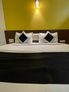 Voodi või voodid majutusasutuse Abhi Residency Hotel toas