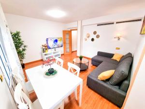 TV a/nebo společenská místnost v ubytování Las Fuentes del Pilar ComoTuCasa