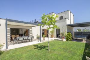 Casa con patio y comedor en Maison des Fleurs, en Vedène