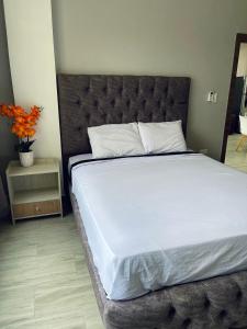 a bedroom with a large bed with a large headboard at Departamento exclusivo en salinas in Salinas