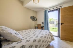 Un dormitorio con una cama y una ventana grande. en Maison des Fleurs, en Vedène 26 fotos más