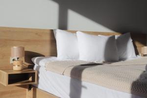 Llit o llits en una habitació de Rooftop Kazbegi