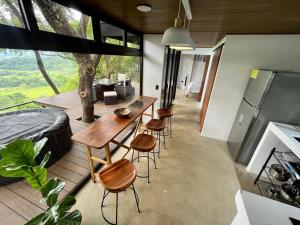 Habitación con mesa y sillas en una terraza. en Sweet Jungle Beach, en Bejuco