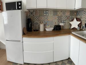 Kuchyňa alebo kuchynka v ubytovaní Cosy Giverny