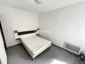 Kleines weißes Zimmer mit einem Bett und einem Ventilator. in der Unterkunft 2950-Appartement 4 pers avec piscine in Argelès-sur-Mer