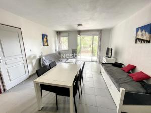 ein Wohnzimmer mit einem Bett, einem Tisch und einem Sofa in der Unterkunft 2950-Appartement 4 pers avec piscine in Argelès-sur-Mer