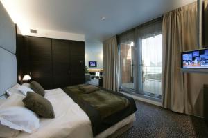 a bedroom with a large bed with a large window at Antony Palace Hotel - Venice Airport in Marcon +62 photos