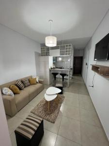 ein Wohnzimmer mit einem Sofa und einem Tisch in der Unterkunft El Abasto in San Miguel de Tucumán