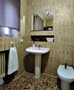 uma casa de banho com um lavatório e um WC em Casa Rural EL HUERTO con Jardín em Lumbrales