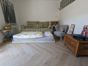 1 dormitorio con 1 cama y suelo de madera en La Paloma en Tarragona