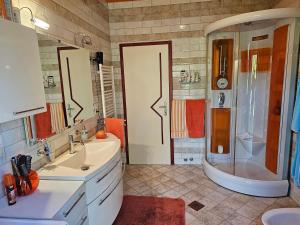 ein Badezimmer mit 2 Waschbecken, einer Dusche und einer Badewanne in der Unterkunft apartment AURORA in Rogaška Slatina