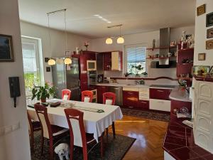 una cucina con tavolo e sedie di apartment AURORA a Rogaška Slatina