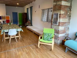 een woonkamer met een bank en een tafel en stoelen bij Il Nido della Buonanotte 2 pet friendly in Verona