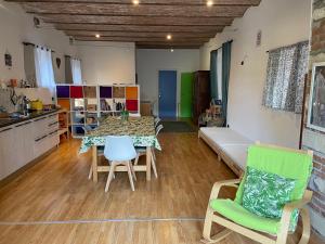 a living room with a table and chairs and a kitchen at Il Nido della Buonanotte 2 KIDS friendly in Verona