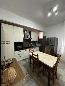 Η κουζίνα ή μικρή κουζίνα στο Gemma suites whole apartment