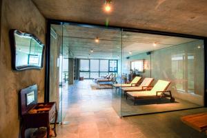 um átrio com cadeiras e uma parede de vidro em Be House & Spa by Oceana Suites em Punta del Este