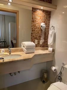 La salle de bains est pourvue d'un lavabo et d'un miroir. dans l'établissement Olidal Pousada da Serra, à Gramado