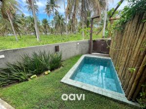 uma pequena piscina num quintal ao lado de uma cerca em Qavi - Excelente casa com piscina privativa #Lambari06 em São Miguel dos Milagres