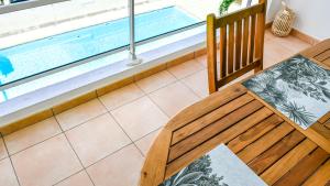 Bazén v ubytování Charmant appartement aux abymes nebo v jeho okolí