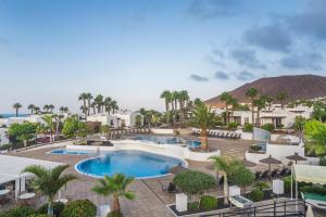 an image of the pool at the resort at Jardines del Sol in Playa Blanca