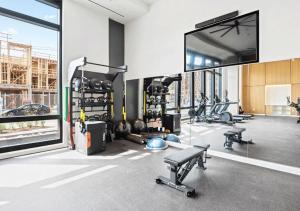 Un gimnasio con máquinas y gente en un edificio. en Award Rentals, en Washington