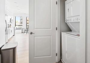 Una cocina con gabinetes blancos y una puerta blanca. en Award Rentals, en Washington 11 fotos más