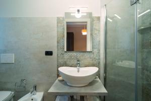 ein Bad mit einem Waschbecken und einer Glasdusche in der Unterkunft Poggio delle Ginestre in Orvieto