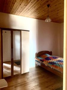 um quarto com uma cama e um tecto de madeira em апартаменты em Tbilisi