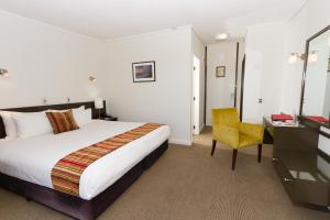 เตียงในห้องที่ Heartland Hotel Haast