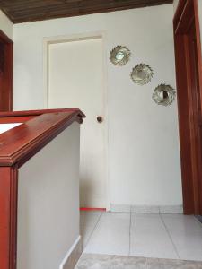 a hallway with a white door with two handles at Casa amoblada Dosquebradas in Dosquebradas