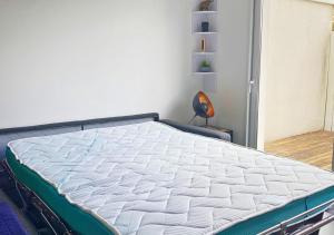 een bed in een kamer met een matras bij Les Oyats - Central et spacieux in Biscarrosse