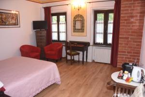 a bedroom with a bed and a desk in a room at Guest House La Carolina in Tigliole