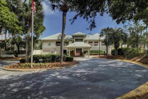 una carretera frente a un edificio con palmeras en Beachwalk 171 en Hilton Head Island