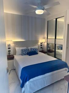 プンタ・カナにあるAV HARD ROCK STARのベッドルーム(青い枕の大型ベッド1台付)