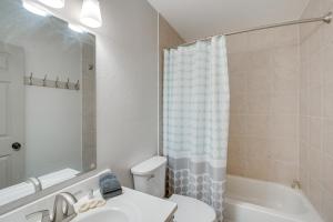 La salle de bains est pourvue d'un lavabo, de toilettes et d'une baignoire. dans l'établissement Cozy Lake Tahoe Home with Yard, Near Ski Resorts!, à South Lake Tahoe