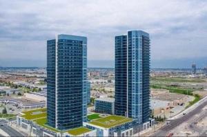 Deux gratte-ciel haut dans une ville dans l'établissement Fully Equipped 1BR Condo Vaughan - Toronto, à Vaughan