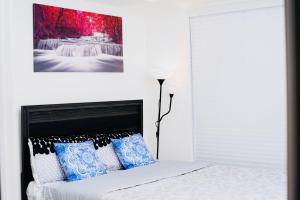 - une chambre avec un lit doté d'oreillers bleus et blancs dans l'établissement Fully Equipped 1BR Condo Vaughan - Toronto, à Vaughan