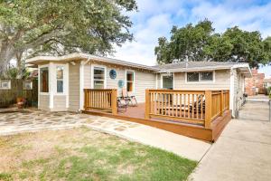 una casa con terraza y una casa en Galveston Vacation Rental Near Beach and Attractions, en Galveston