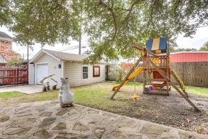 un gato está sentado al lado de un parque infantil en Galveston Vacation Rental Near Beach and Attractions, en Galveston